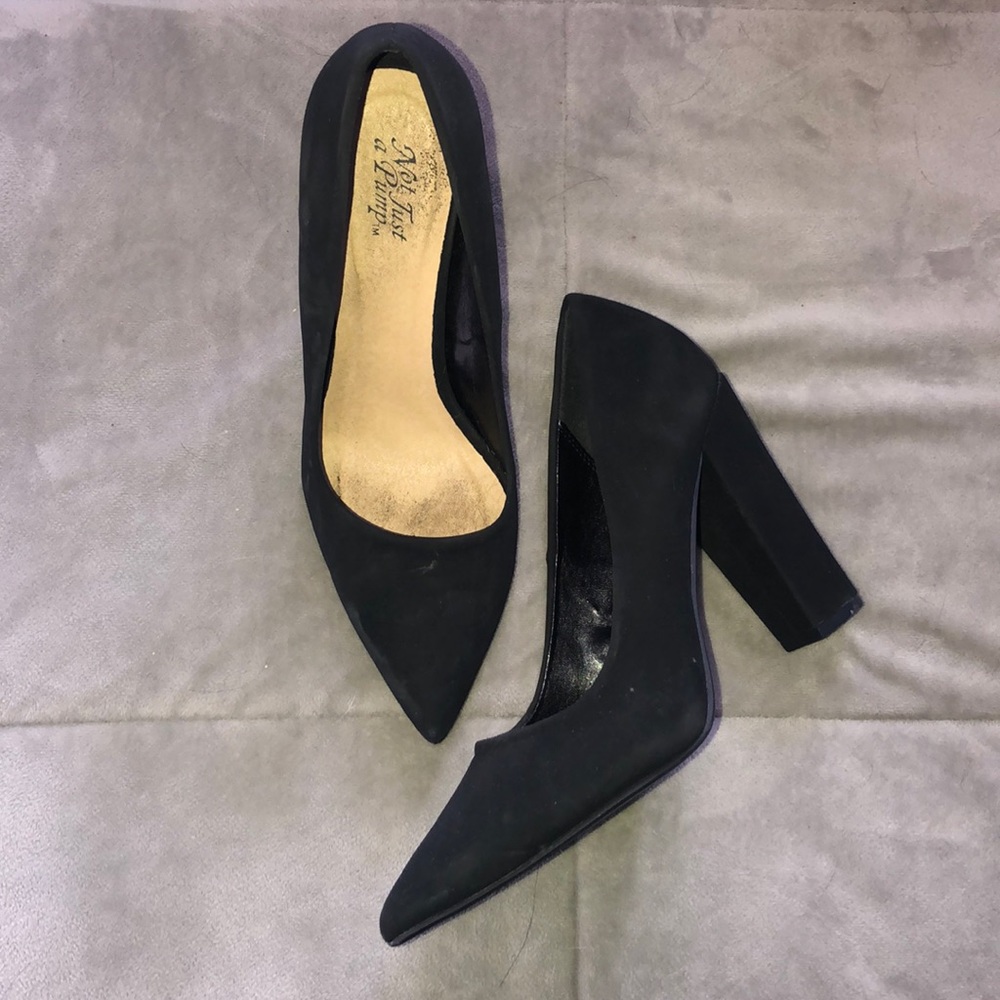Black Pumps